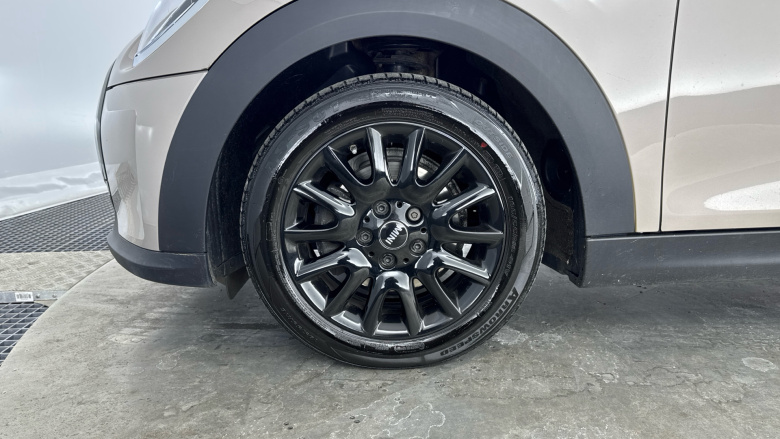 MINI Hatchback 1.5 Cooper Classic 5dr Auto [Nav Pack] Petrol Hatchback